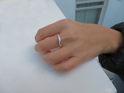 Μικρό ασημένιο δαχτυλίδι γοητείας